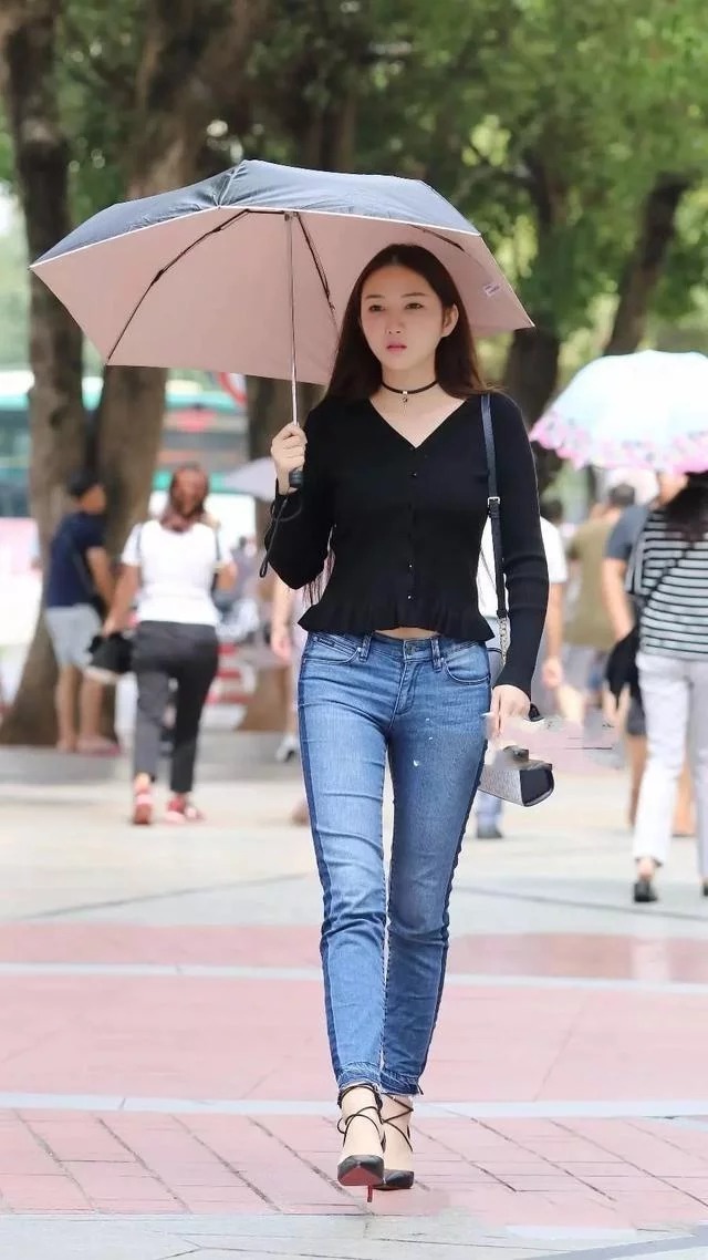 连衣|街拍:纯白色无袖连衣短裙,美女好身材秀了出来,妩媚动人