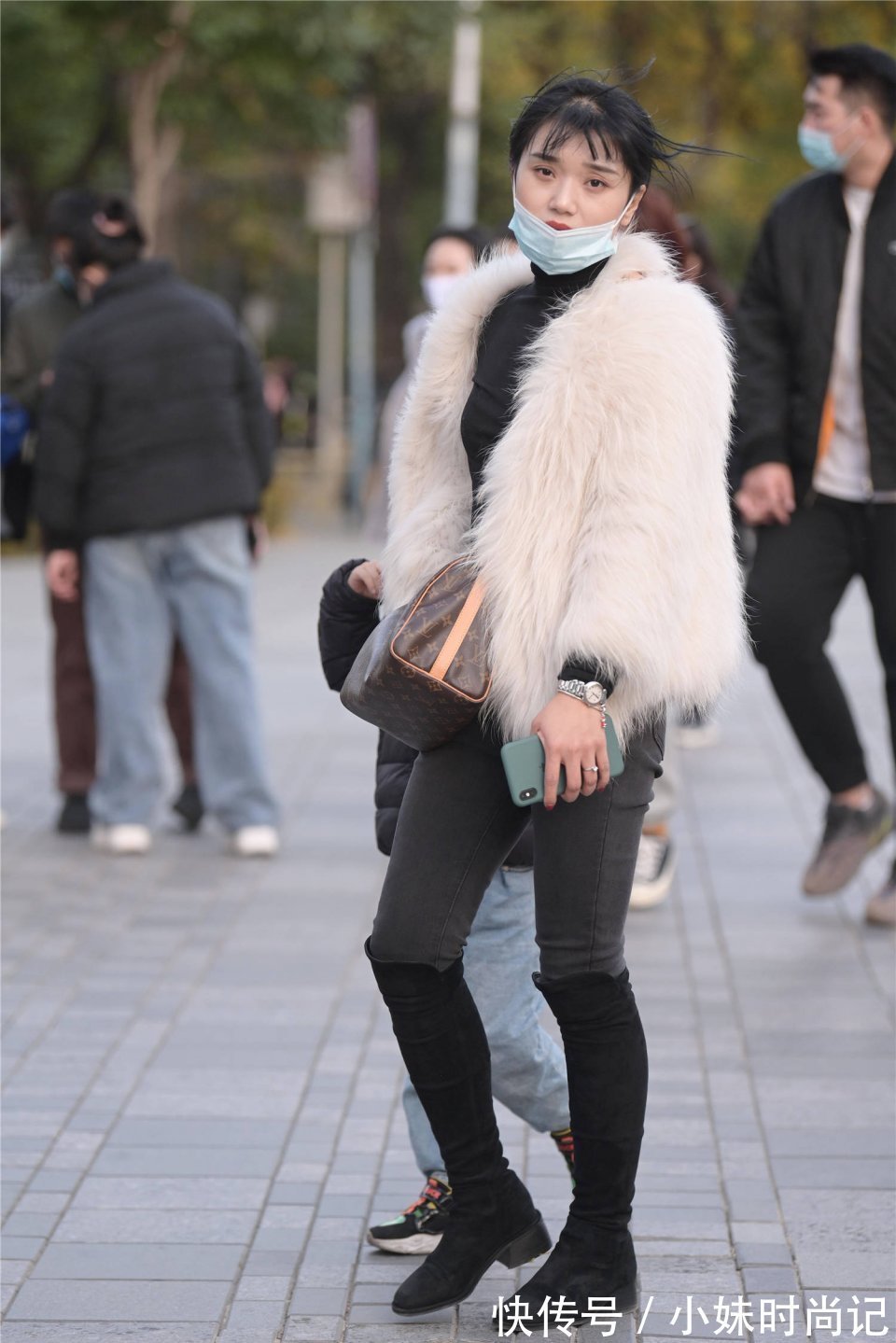 打底裤 冬季选择一款皮草大衣,衬托贵气,保暖效果好还时尚美