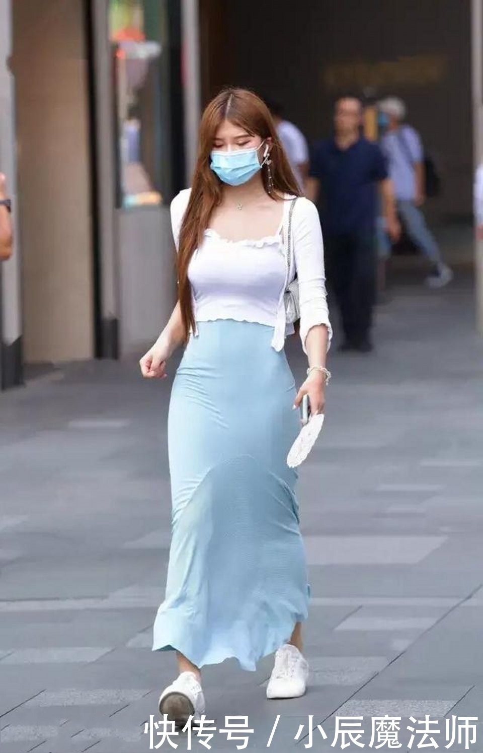 身材|路人街拍,一头靓丽的秀发,美女看起来很有运动潮人的感觉