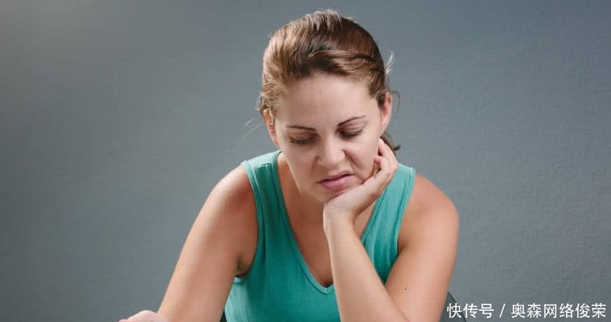 艾滋病前期不痛不痒,但会出现以下3种现象,早知早好