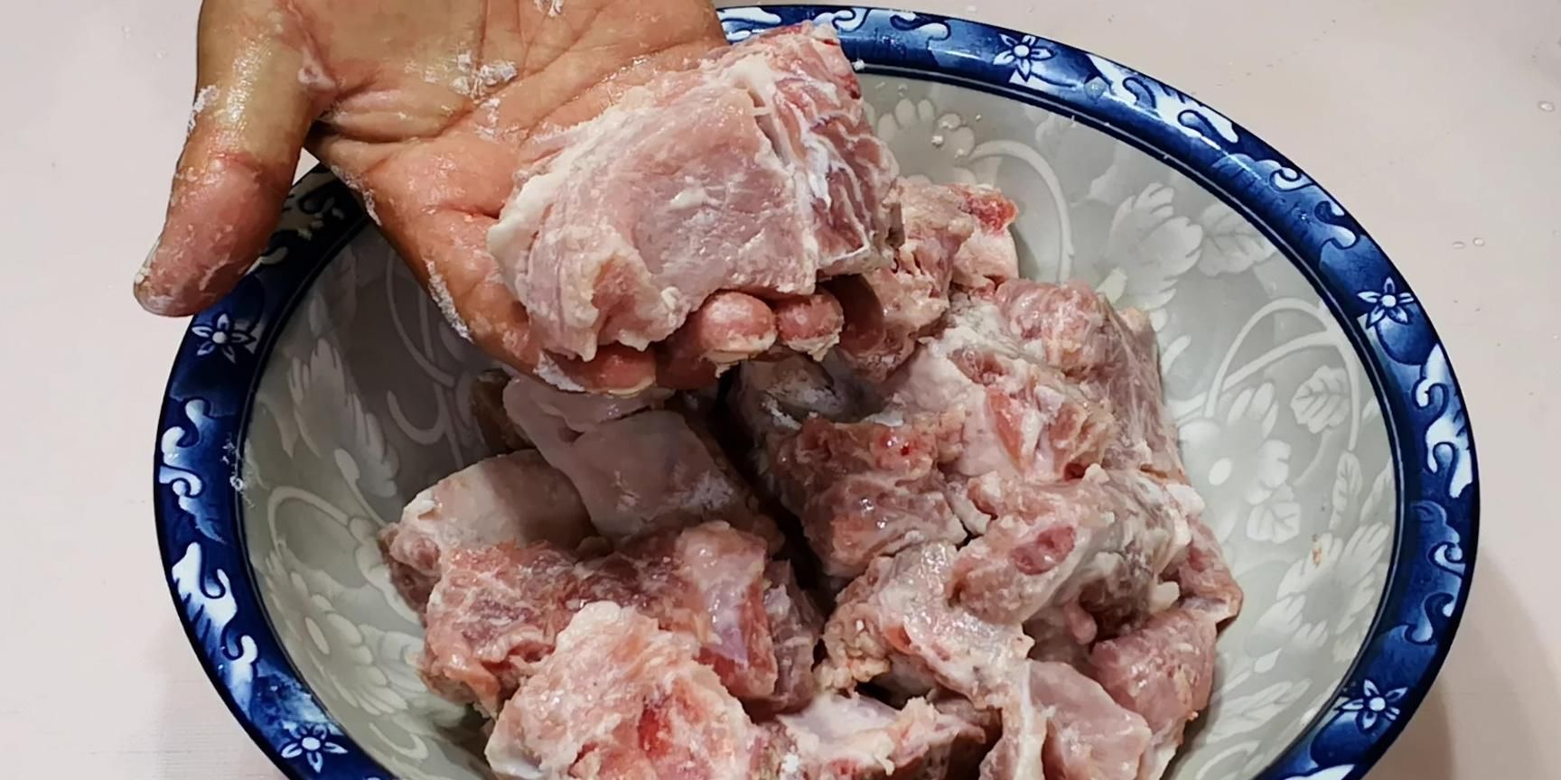 清水|洗排骨时，只用清水洗就错了，教你正确做法，不腥不柴浮沫都少
