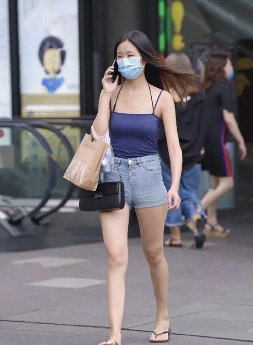  牛仔短裤|“烂大街”的短裤T恤，被年轻女孩“玩坏”了，这么穿时髦又舒适