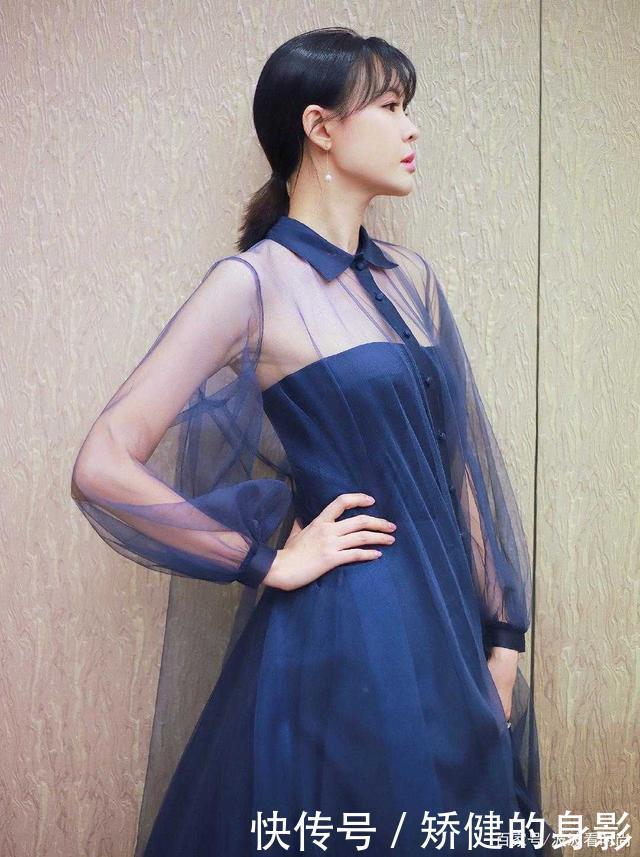 李艾状态太好了吧穿宝蓝色连衣裙浪漫优雅，美得像童话里的公主