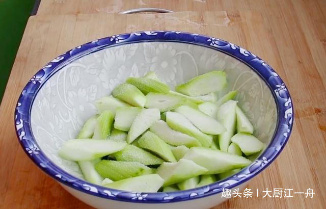 炒丝瓜时,很多人第一步就做错了,难怪炒的丝瓜发黑没食欲