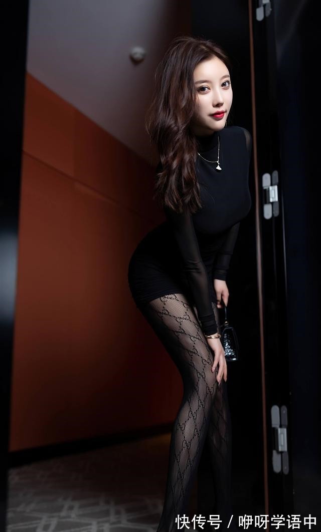 女人味 性感又不失女人味的黑色紧身裙配上一双尖头高跟鞋气质十足！