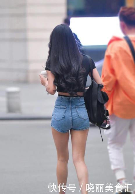 为了让身材更苗条,小姐姐把黑绳子系在了腰上