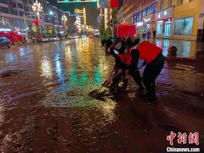 泥石流|青海祁连县突降暴雨 多部门闻“汛”联动抢险保通