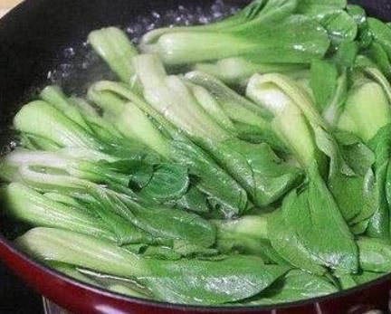  炒青菜时，直接下锅炒是大错！掌握2要点，青菜清脆鲜香，超好吃