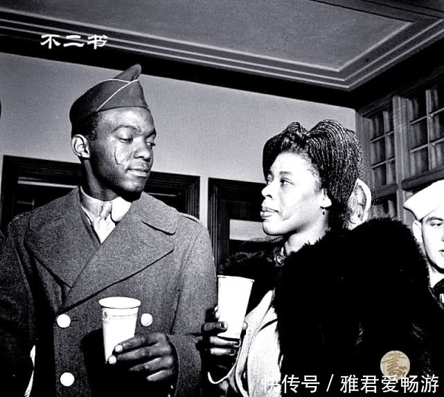 出征|老照片:二战时期美军将士出征场面,亲属咬唇含泪依依不舍