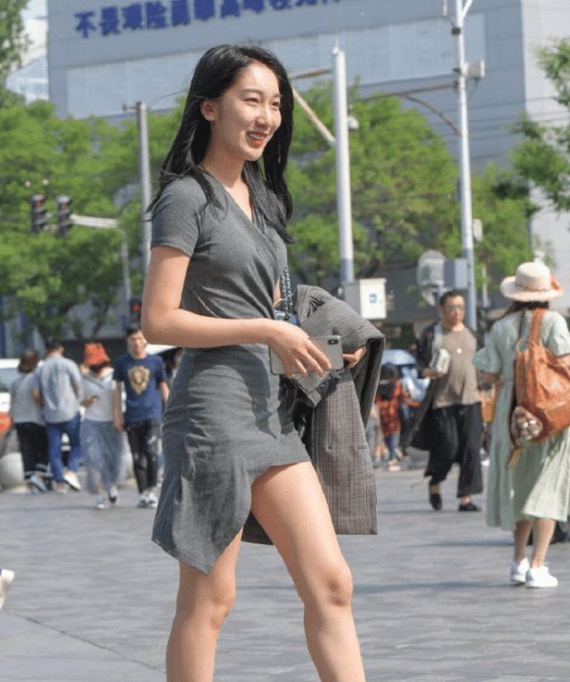 街拍美女,能把裙摆熨一下再出门吗