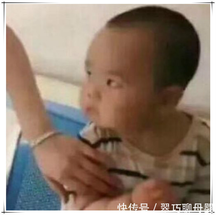 预防针|宝宝医院打针走红,犀利的眼神让人忍俊不禁,网友:这娃真记仇