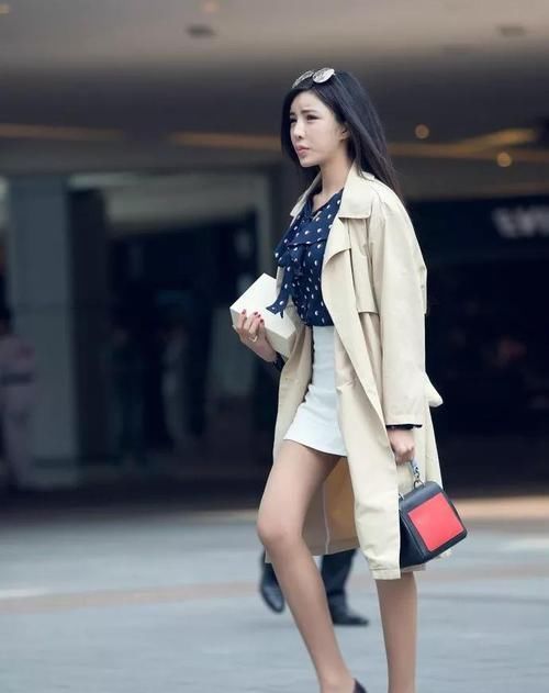 小姐姐浅色的短袖搭配牛仔裤,回眸一笑,太美了