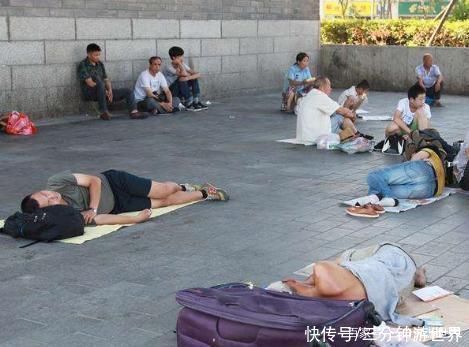 外国美女:为何中国的火车站广场，总有人“席地而眠”?