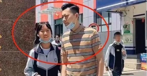 注重保养|“最嫩爸爸”火了,接初中女儿放学被当男友,老师我以为她早恋