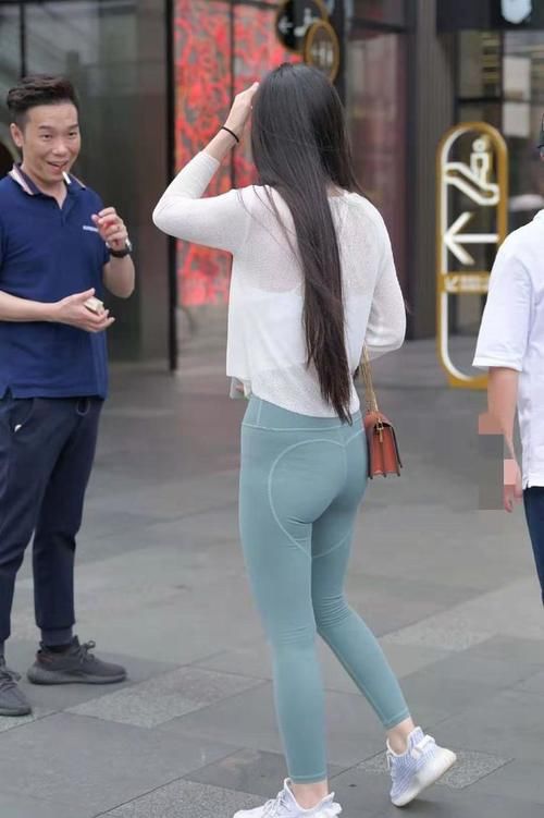 瑜伽服|街头的性感瑜伽裤的美女，甜美大长腿，身材圆润有致