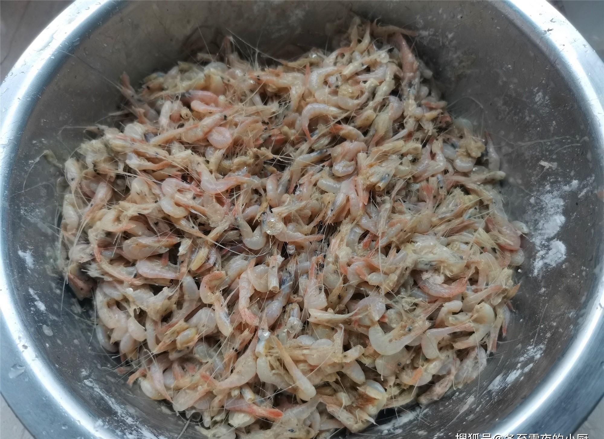  小河虾煮着吃、炒着吃太小，这样做最香，老公特别喜欢吃的下酒菜