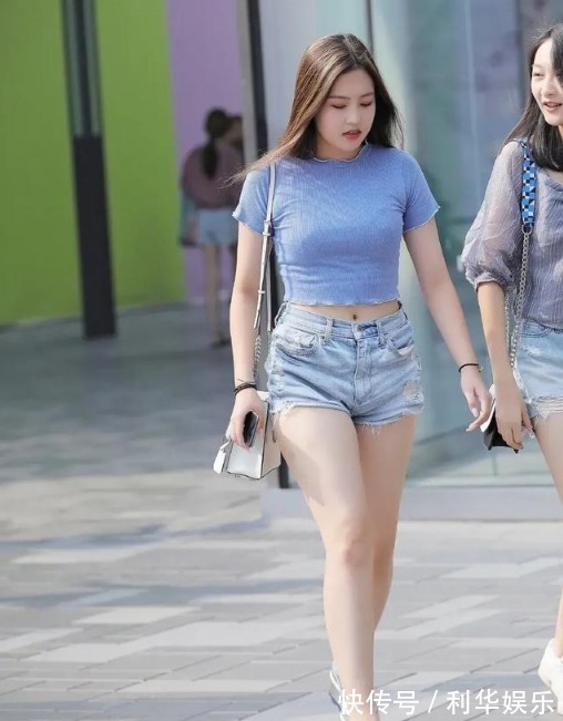 上身 丰润有型的牛仔短裤美女,同行的闺蜜成为了无情的背景!