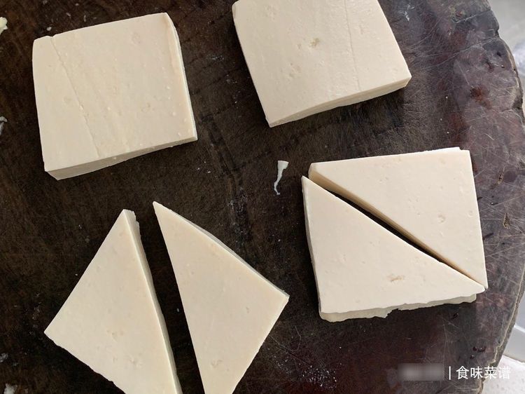 学会红烧豆腐的做法,隔三岔五烧着吃,美味又下饭,比吃肉都过瘾