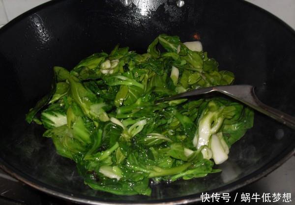 己在家里|炒青菜总发黑不爽脆?教你这三招,无论炒什么青菜都好吃不发黑!