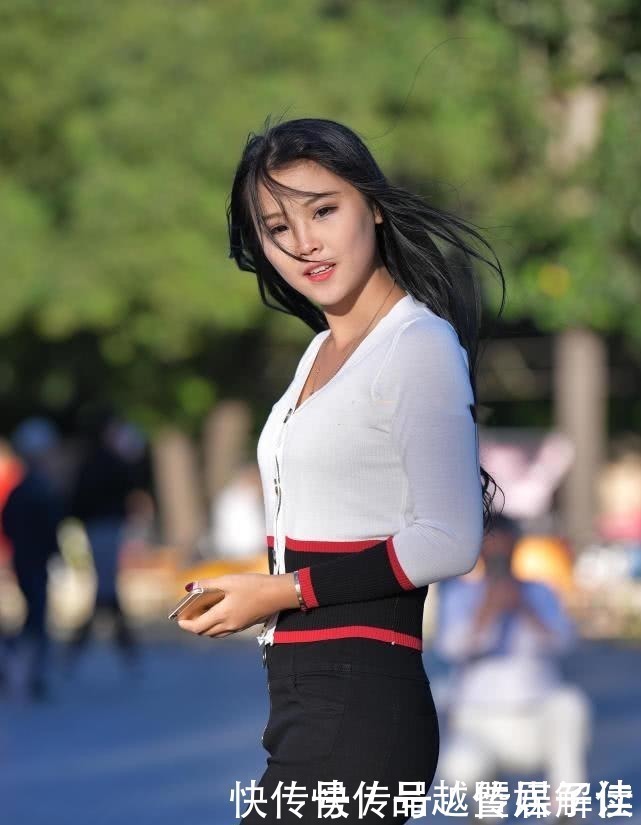 时尚街拍:简约风的关键,黑色牛仔裤穿搭出淑女范儿!