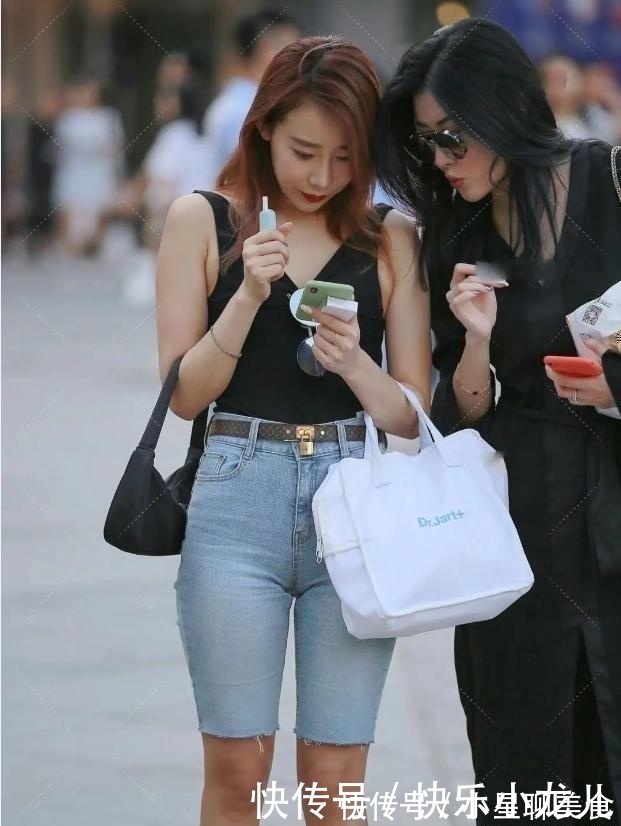 衬衫搭配|蓝色短裤搭配黑色挎包,适合小仙女出行,简单又精致