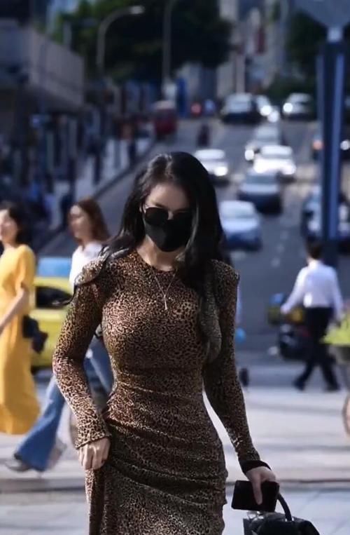 成熟|充满野性的造型,一袭豹纹长裙,尽显成熟女性范
