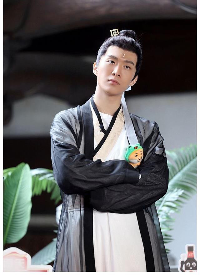 范丞丞《青春环游记3》录制花絮放出 cos包拯经典造型