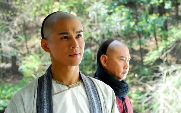 金庸|金庸武侠中背景强大的男配,实力弱却藐视江湖,竟娶到了女主