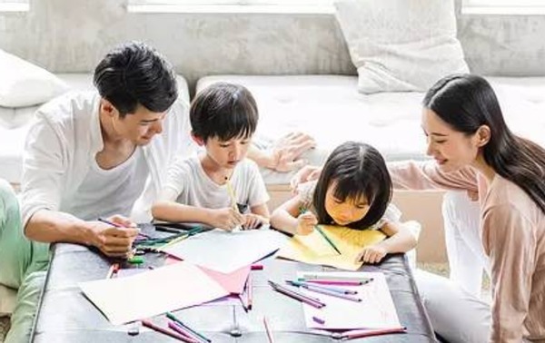 礼貌|宝妈坐地铁抱娃姿势火了,网友:教养无关贫富,体现在细节上