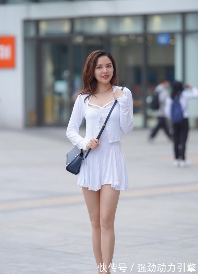 夏日 夏日一身白色裙装搭配,清新迷人优雅十足,让造型美出仙气来