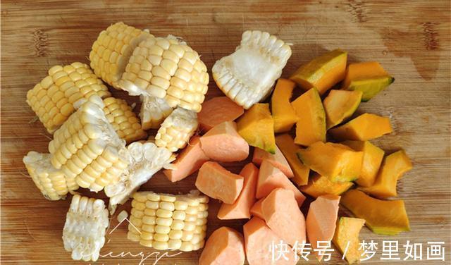 南瓜|46岁阿姨一人食午餐,焖一锅饭菜都有了,网友家里没矿,吃不起