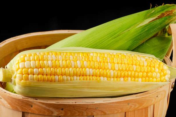 保存玉米，直接放冰箱，还是煮熟再冷冻教你一招，新鲜不变味