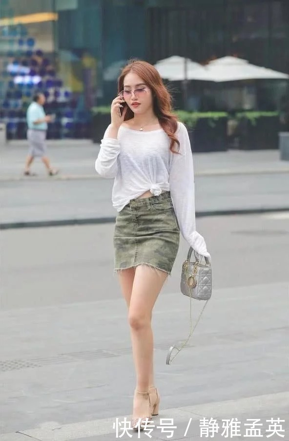 牛仔|街拍:边走边打电话的美女,纱衫搭配牛仔半裙,完美秀气