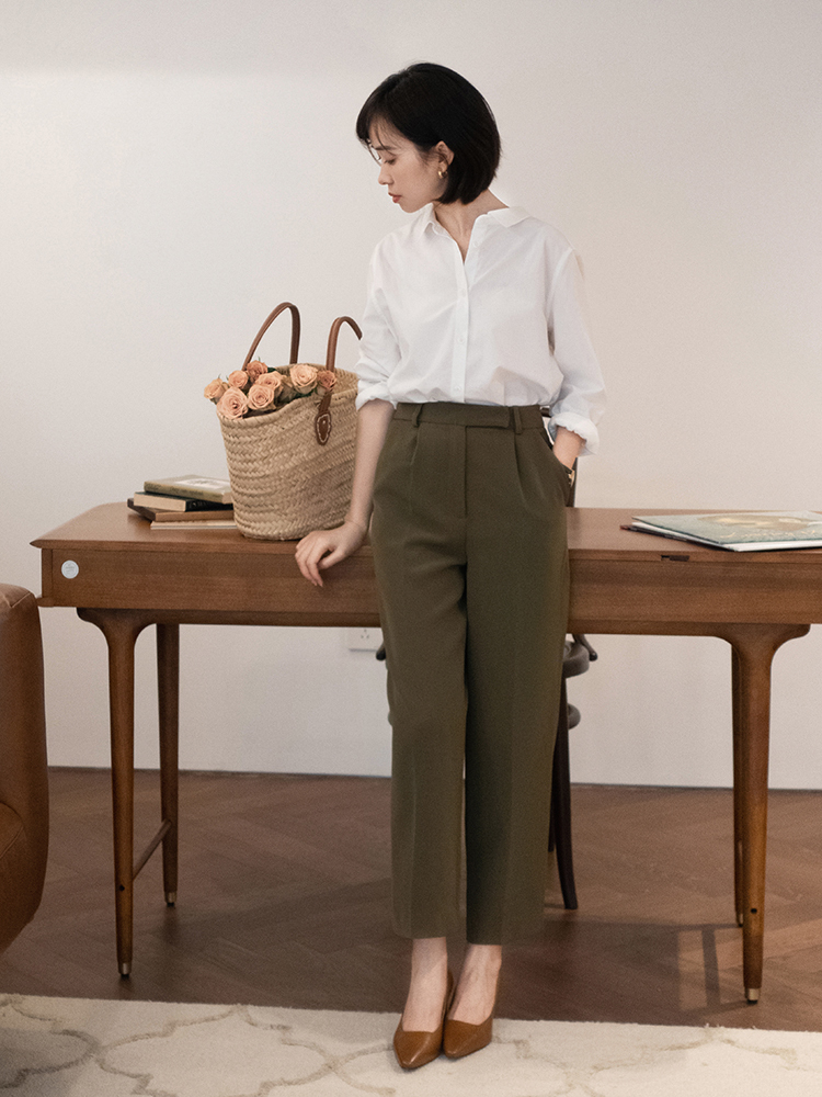 秋季,穿浅蓝色衬衫真的好看吗?搭配上牛仔裤或西装裤,干练大气