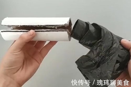 保鲜膜纸筒不要扔,切1刀粘在厨房墙上,解决了家家户户的烦恼