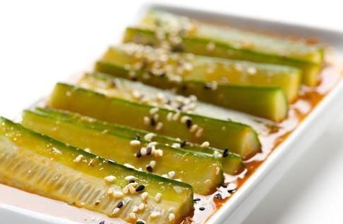 腌黄瓜原来如此简单，我家一周做3次，吃起来嘎嘣脆，越吃越上瘾