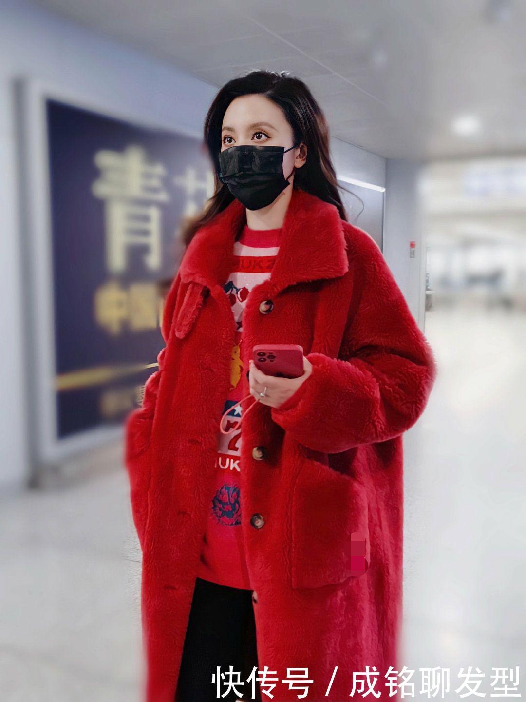 简单|老板娘张萌真会凹造型,粉色毛衣配毛领调外套,保暖时尚又减龄