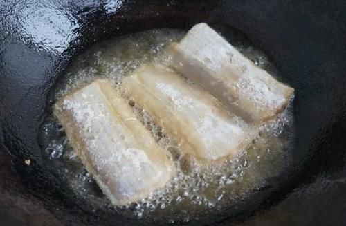 炸带鱼时裹面糊沾面粉都不对,饭店都是这么做的,酥脆好吃不油腻