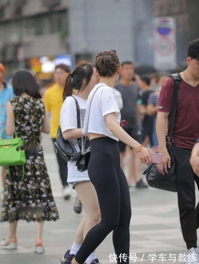 包包 白T+健美裤,简约时尚,清爽大气,休闲舒适又百搭!