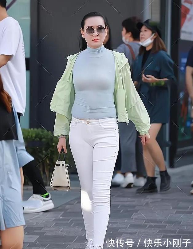 玄色|女人过了30岁,也可以很有气质,通过时尚的穿搭来实现