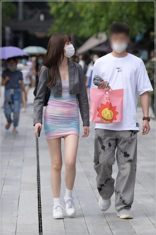  宛如|街拍美女：灰色长袖小西装，搭配五彩连衣裙，宛如时尚花仙子