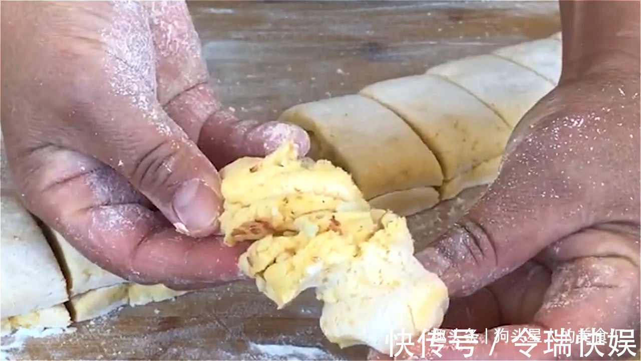 玉米面最好吃的做法,看着都流口水,暄软细腻,越嚼越香