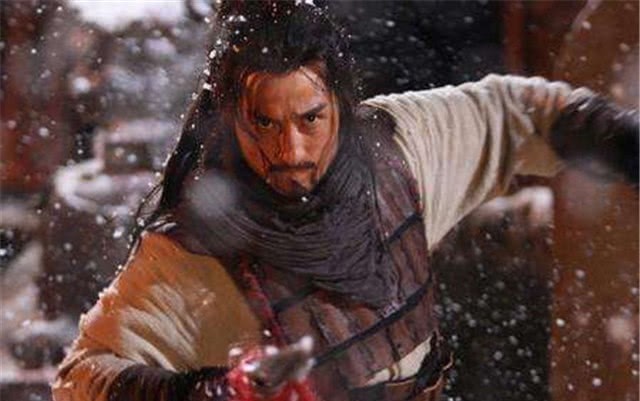 水浒|水浒有一猛将,曾30回合战平林冲,却被李逵一斧击杀