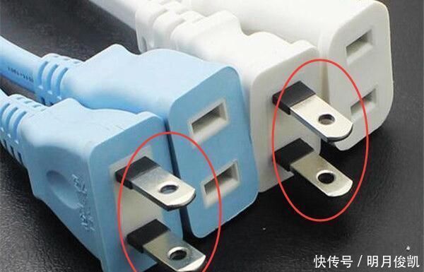为什么插头上会有两个小圆孔?这么多年的疑问,终于有答案了