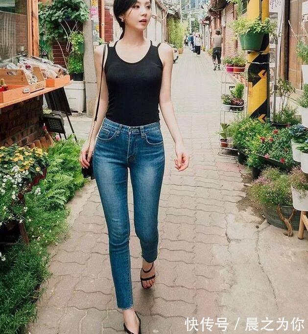 小姐姐 潮范十足的牛仔裤美女,年轻又漂亮,非常吸引眼球!