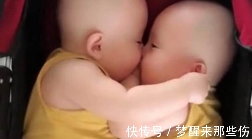 宝宝|双胞胎宝宝一起躺在婴儿车里，接下来的动作，妈妈笑得合不拢嘴