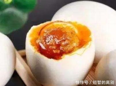 腌咸鸡蛋时,只放盐就错了,学会“这5个”步骤,鸡蛋起沙又流油