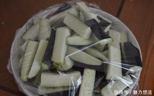 老公|茄子这样做不放一滴油,比肉好吃一百倍,老公把盘子都吃干净了!