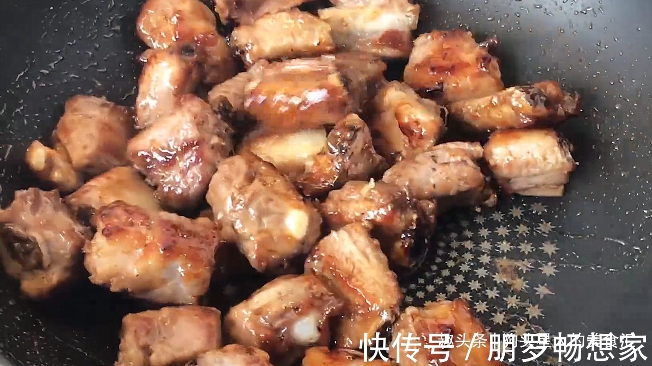 做排骨,不要焯水跟油炸了,教你一个做法,软烂脱骨,超下饭
