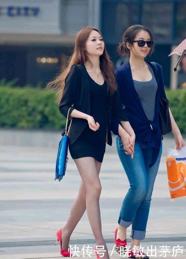 身材|街拍两闺蜜,身材不同,穿衣打扮也就不同